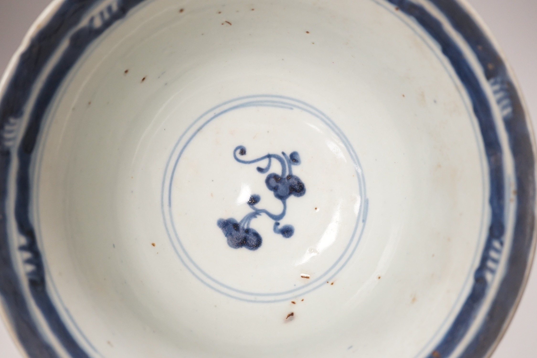 A Chinese Ming dynasty blue and white bowl, 17cm